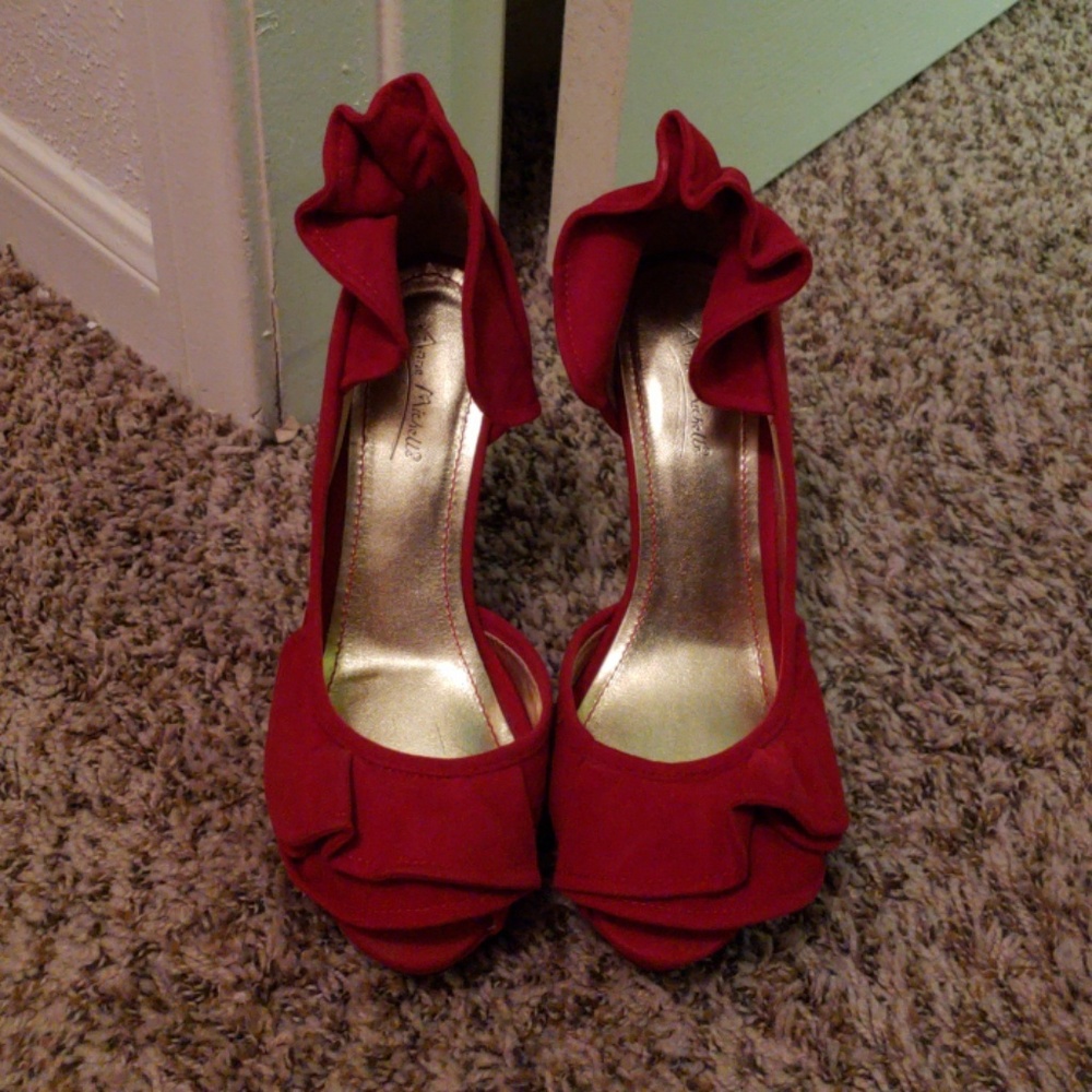 Fire Red Pumps - Picture 4 of 4